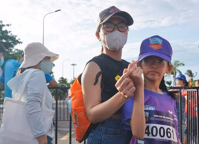 Mẹ và bé Trần Bảo Kim xem đây là cơ hội tốt để trải nghiệm trong mùa hè này. Ảnh: T. KHUY