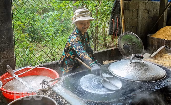 Bà Phạm Thị Thủy có gần 50 năm gắn bó với nghề làm bánh tráng nước dừa.