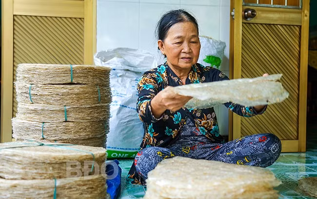 Bánh tráng thành phẩm sẽ được cột lại từng ràng để mang đi bán.