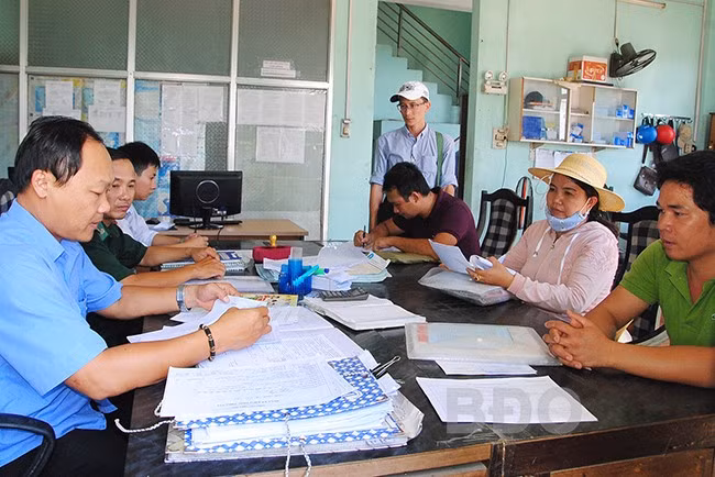 Ngành chức năng kiểm tra thủ tục tàu cá để được xuất bến tại cảng cá Quy Nhơn. Ngành chức năng kiểm tra thủ tục tàu cá để được xuất bến tại cảng cá Quy Nhơn.