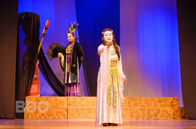 Nghệ sĩ Hồ Điệp (đứng trước) diễn vai Hoàng hậu trong trích đoạn Chánh cung lửa hận (vở ca kịch bài chòi Lời ru hai người mẹ). Ảnh: NGỌC NHUẬN