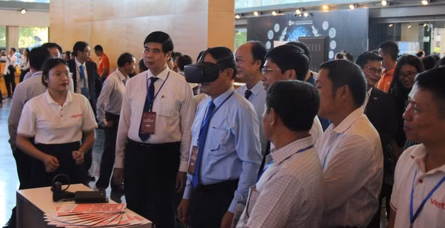 Chủ tịch UBND tỉnh Bình Định Phạm Anh Tuấn đeo kính 3D trải nghiệm công nghệ du lịch số do Tập đoàn Công nghiệp - Viễn thông Quân đội (Viettel) thực hiện. Ảnh: TRỌNG LỢI