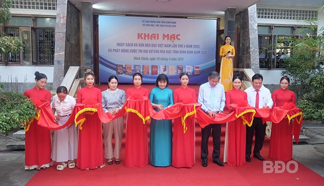 Đại biểu cắt băng khai mạc Ngày Sách và Văn hóa đọc Việt Nam lần thứ 4 năm 2025. Ảnh: NGỌC NHUẬN