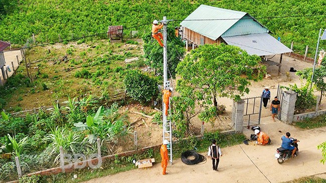 Công nhân Điện lực Phú Tài lắp đặt công tơ tại trụ điện ở làng. Ảnh: HẢI YẾN Công nhân Điện lực Phú Tài lắp đặt công tơ tại trụ điện ở làng. Ảnh: HẢI YẾN