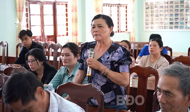 Cử tri xã Cát Hiệp kiến nghị tại buổi tiếp xúc. Ảnh: VĂN LƯU