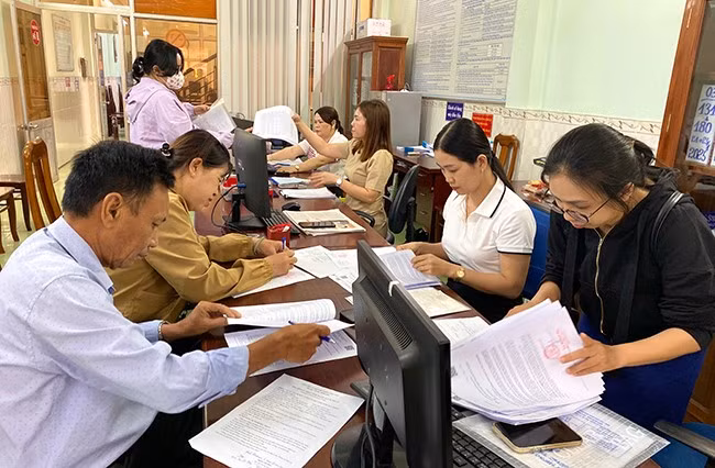 Khách hàng thực hiện thủ tục công chứng tại Phòng Công chứng số 1 (địa chỉ 137 Lê Hồng Phong, TP Quy Nhơn). Ảnh: N.C