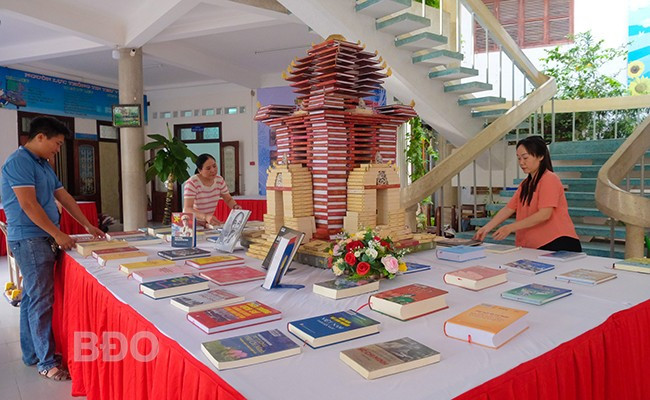 Thư viện tỉnh xếp sách nghệ thuật và trưng bày sách theo chủ đề hưởng ứng Ngày sách và Văn hóa đọc Việt Nam lần thứ 4 năm 2025. Ảnh: NGỌC NHUẬN Thư viện tỉnh xếp sách nghệ thuật và trưng bày sách theo chủ đề hưởng ứng Ngày sách và Văn hóa đọc Việt Nam lần thứ 4 năm 2025. Ảnh: NGỌC NHUẬN