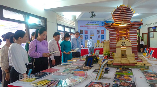 Không gian xếp sách nghệ thuật và trưng bày sách theo chủ đề phục vụ bạn đọc tại Thư viện tỉnh. Ảnh: NGỌC NHUẬN