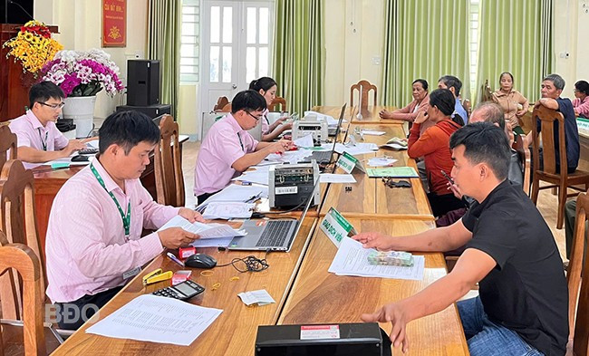 Nhiều hộ dân đến điểm giao dịch tín dụng chính sách tại xã Ân Hữu, huyện Hoài Ân để vay vốn. Ảnh: T.SỸ Nhiều hộ dân đến điểm giao dịch tín dụng chính sách tại xã Ân Hữu, huyện Hoài Ân để vay vốn. Ảnh: T.SỸ