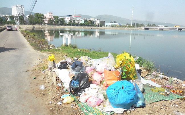 Những bãi rác tự phát ven đê Đông với đủ các loại chất thải, trong đó đa số là rác thải nhựa. Ảnh: M.N