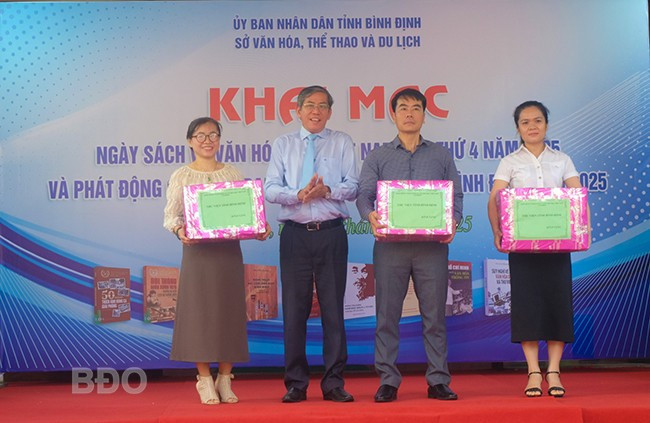 Tặng sách cho 3 thư viện trường học trên địa bàn TP Quy Nhơn. Ảnh: NGỌC NHUẬN