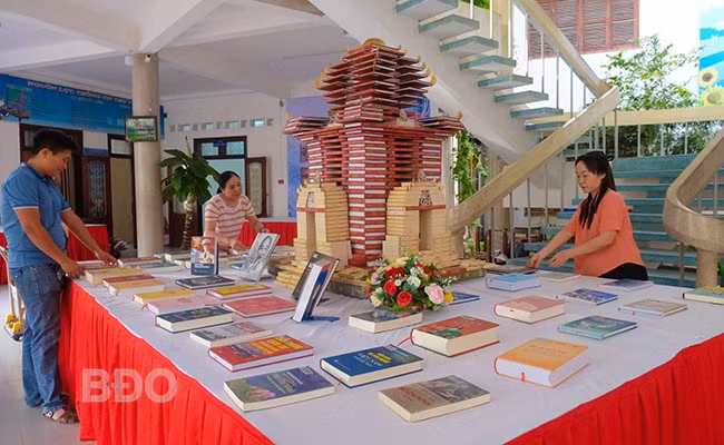 Thư viện tỉnh xếp sách nghệ thuật và trưng bày sách theo chủ đề hưởng ứng Ngày sách và Văn hóa đọc Việt Nam lần thứ 4 năm 2025. Ảnh: NGỌC NHUẬN