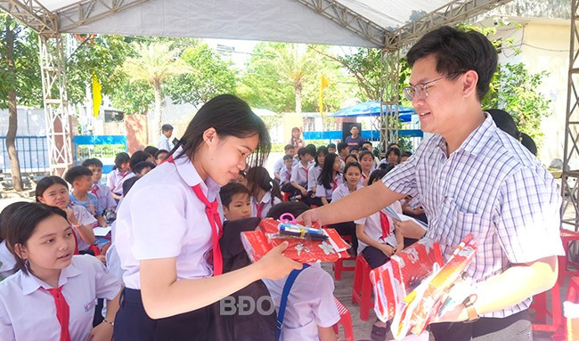 Học sinh hào hứng tham gia thi đố vui để học và nhận quà. Ảnh: NGỌC NHUẬN