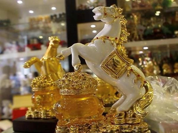 Ngựa gốm sứ đắt hàng quà tặng năm nay.