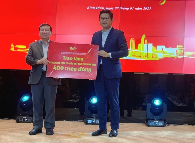 Hội Doanh nhân trẻ Bình Định trao bảng tượng trưng tặng 400 triệu đồng cho Ủy ban MTTQ Việt Nam tỉnh. Ảnh: HẢI YẾN Hội Doanh nhân trẻ Bình Định trao bảng tượng trưng tặng 400 triệu đồng cho Ủy ban MTTQ Việt Nam tỉnh. Ảnh: HẢI YẾN