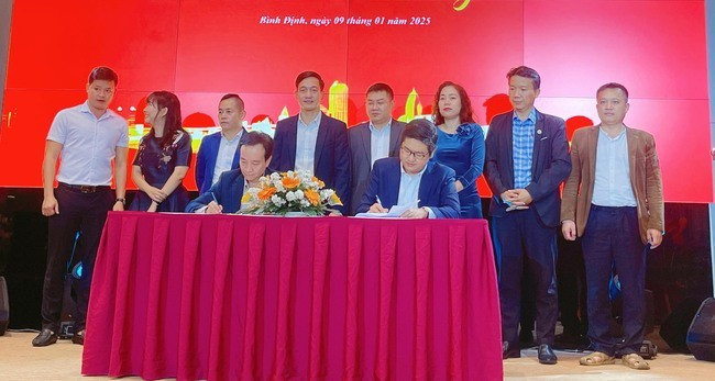 Hội Doanh nhân trẻ Bình Định ký kết ghi nhớ hợp tác thỏa thuận với Trường ĐH Quy Nhơn. Ảnh: HẢI YẾN Hội Doanh nhân trẻ Bình Định ký kết ghi nhớ hợp tác thỏa thuận với Trường ĐH Quy Nhơn. Ảnh: HẢI YẾN