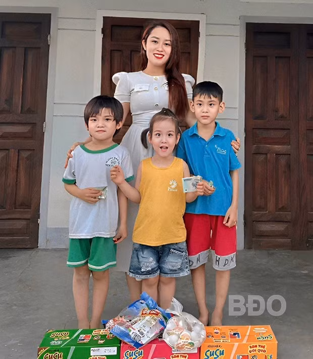 Các bé Luân, Nhi, Linh vui vẻ khi mẹ Thảo đến thăm. Ảnh: NVCC