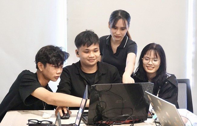 Duy (ngoài cùng bên trái) và Kiều (đứng) cùng các đồng nghiệp “gen Z” thảo luận trong cuộc họp. Ảnh: D.L