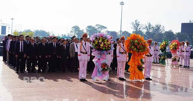 Các đồng chí lãnh đạo tỉnh dâng hoa tại Tượng đài Nguyễn Sinh Sắc - Nguyễn Tất Thành. Ảnh: N.QUÝ Các đồng chí lãnh đạo tỉnh dâng hoa tại Tượng đài Nguyễn Sinh Sắc - Nguyễn Tất Thành. Ảnh: N.QUÝ