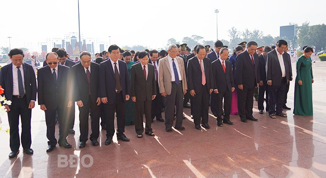 Các đồng chí lãnh đạo tỉnh mặc niệm bày tỏ lòng thành kính trước Tượng đài Nguyễn Sinh Sắc - Nguyễn Tất Thành. Ảnh: N.QUÝ Các đồng chí lãnh đạo tỉnh mặc niệm bày tỏ lòng thành kính trước Tượng đài Nguyễn Sinh Sắc - Nguyễn Tất Thành. Ảnh: N.QUÝ