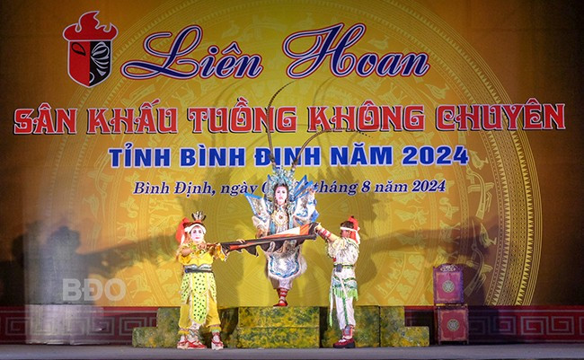 Nghệ nhân Nguyễn Thị Quý Thương (đứng giữa) lần đầu tiên được nhận hỗ trợ từ Quỹ Vũ Ngọc Liễn. Ảnh: ĐOAN NGỌC