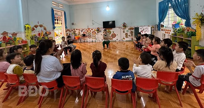 Cô giáo Đào Thị Tưởng trong một tiết dạy. Ảnh: N.Q