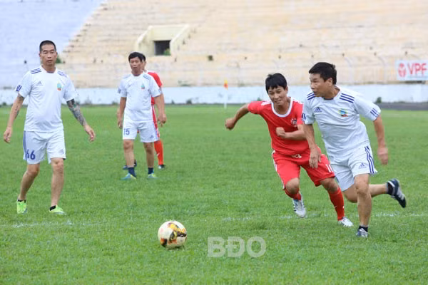 Các cựu cầu thủ đội Thể Công (áo trắng) thi đấu trên SVĐ Quy Nhơn. Ảnh: VĂN LƯU Các cựu cầu thủ đội Thể Công (áo trắng) thi đấu trên SVĐ Quy Nhơn. Ảnh: VĂN LƯU