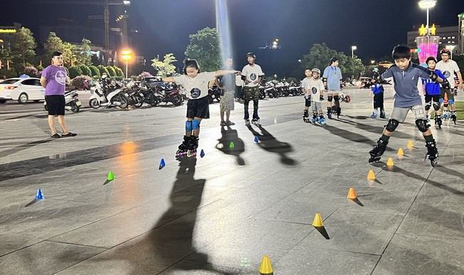 Các bạn trẻ trượt patin và thực hiện các bài tập luồn lách qua những vật cản. Ảnh: C.H