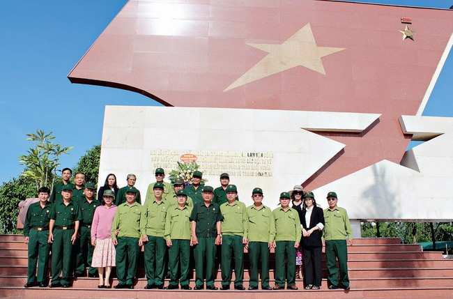 Hội CCB Bình Định và Quảng Ngãi về thăm, chụp ảnh lưu niệm trước bia lưu niệm nơi thành lập LLVT tỉnh. Ảnh: BÁ SINH Hội CCB Bình Định và Quảng Ngãi về thăm, chụp ảnh lưu niệm trước bia lưu niệm nơi thành lập LLVT tỉnh. Ảnh: BÁ SINH