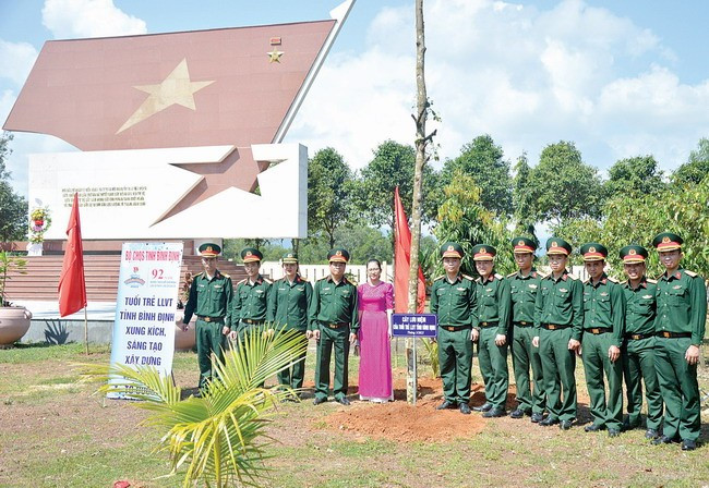 Đoàn Thanh niên Bộ CHQS tỉnh về nguồn, trồng cây xanh tại địa điểm nơi thành lập LLVT tỉnh. Ảnh: THANH SANG Đoàn Thanh niên Bộ CHQS tỉnh về nguồn, trồng cây xanh tại địa điểm nơi thành lập LLVT tỉnh. Ảnh: THANH SANG