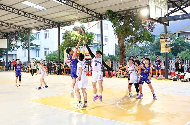 Một pha bóng trong trận chung kết khối THPT giữa CLB NDC và CLB Blanik - 1990s. Ảnh: NGUYỄN DŨNG Một pha bóng trong trận chung kết khối THPT giữa CLB NDC và CLB Blanik - 1990s. Ảnh: NGUYỄN DŨNG