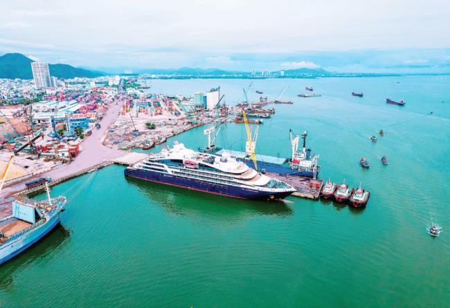 Cảng biển Quy Nhơn được mở rộng, nạo vét luồng ra vào cảng trong thời gian tới. Ảnh: QNP