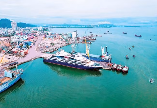 Cảng biển Quy Nhơn được mở rộng, nạo vét luồng ra vào cảng trong thời gian tới. Ảnh: QNP