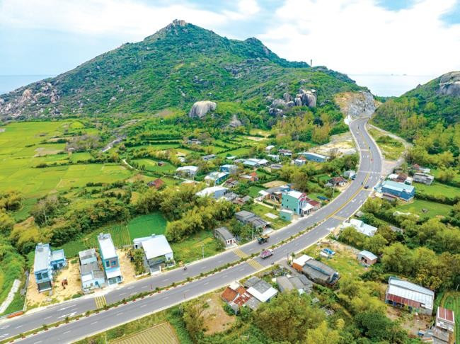 Tuyến đường ven biển Cát Tiến - Đề Gi (huyện Phù Cát) đưa vào sử dụng góp phần thúc đẩy phát triển KT-XH, khơi dậy tiềm năng du lịch Bình Định. Ảnh: DŨNG NHÂN