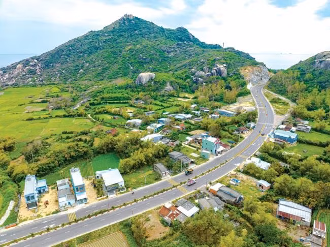 Tuyến đường ven biển Cát Tiến - Đề Gi (huyện Phù Cát) đưa vào sử dụng góp phần thúc đẩy phát triển KT-XH, khơi dậy tiềm năng du lịch Bình Định. Ảnh: DŨNG NHÂN