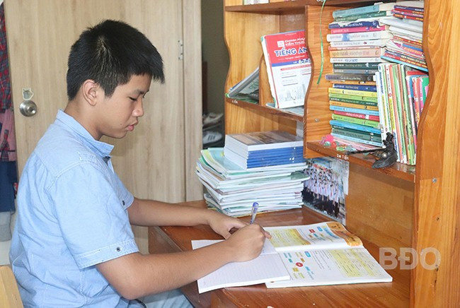 Nguyễn Hoàng Dũng thường xuyên tìm tòi, khám phá kiến thức mới theo hướng logic. Ảnh: HỒ ĐIỂM