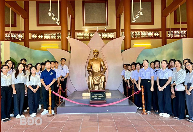Khu tưởng niệm cụ Nguyễn Sinh Sắc là địa chỉ đỏ thu hút nhiều học sinh, sinh viên đến tìm hiểu lịch sử. Ảnh: DƯƠNG LINH Khu tưởng niệm cụ Nguyễn Sinh Sắc là địa chỉ đỏ thu hút nhiều học sinh, sinh viên đến tìm hiểu lịch sử. Ảnh: DƯƠNG LINH