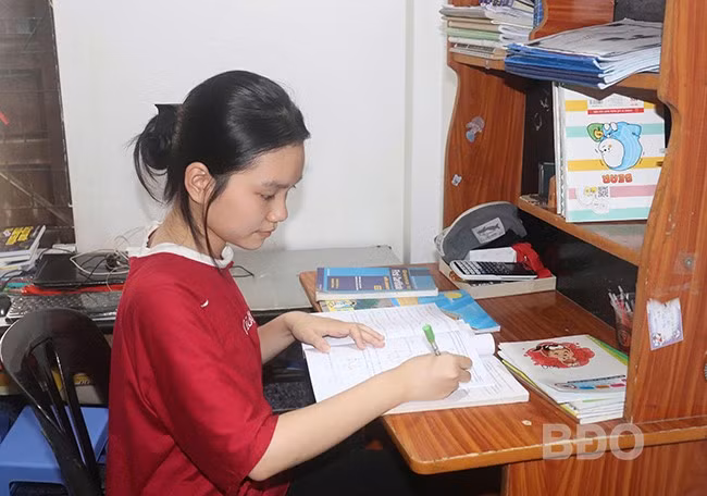 Võ Bảo Hân luôn có kế hoạch học tập cụ thể. Ảnh: HỒ ĐIỂM