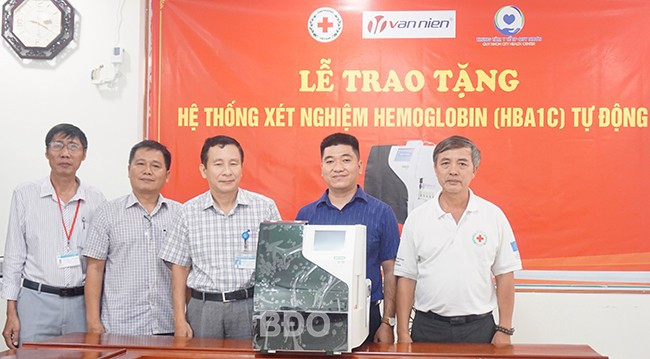 Hội CTĐ tỉnh, Công ty TNHH Vạn Niên tặng hệ thống xét nghiệm Hemoglobin (HbA1c) tự động cho đại diện TTYT TP Quy Nhơn. Ảnh: D.L Hội CTĐ tỉnh, Công ty TNHH Vạn Niên tặng hệ thống xét nghiệm Hemoglobin (HbA1c) tự động cho đại diện TTYT TP Quy Nhơn. Ảnh: D.L