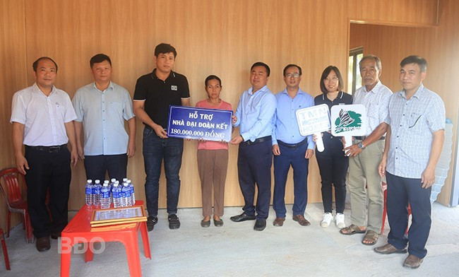 Chủ tịch UBND TX Hoài Nhơn và đại diện các DN tài trợ trao nhà cho vợ ông Duy. Ảnh: Ánh Nguyệt. Chủ tịch UBND TX Hoài Nhơn và đại diện các DN tài trợ trao nhà cho vợ ông Duy. Ảnh: Ánh Nguyệt.