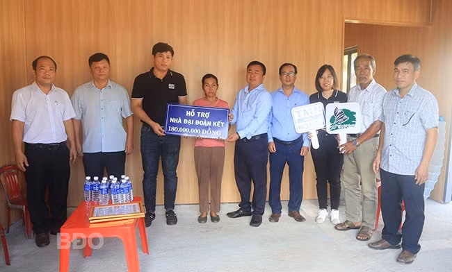 Chủ tịch UBND TX Hoài Nhơn và đại diện các DN tài trợ trao nhà cho vợ ông Duy. Ảnh: Ánh Nguyệt. Chủ tịch UBND TX Hoài Nhơn và đại diện các DN tài trợ trao nhà cho vợ ông Duy. Ảnh: Ánh Nguyệt.