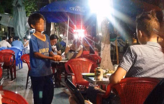 Ăn xin tại một quán nhậu trên đường Xuân Diệu, TP Quy Nhơn.