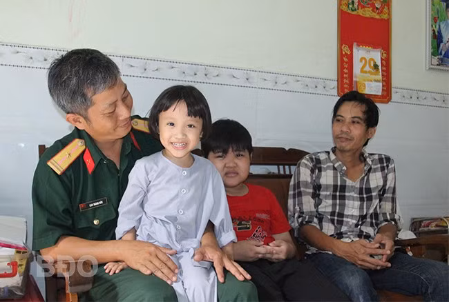 Cán bộ Ban CHQS TP Quy Nhơn thường xuyên đến thăm bé Tạ Lê Bảo Ngọc, con gái của anh Tạ Công Thảo. Ảnh: H.P Cán bộ Ban CHQS TP Quy Nhơn thường xuyên đến thăm bé Tạ Lê Bảo Ngọc, con gái của anh Tạ Công Thảo. Ảnh: H.P