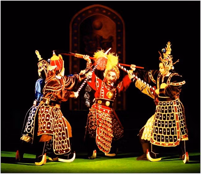 Diễn viên Nhà hát nghệ thuật truyền thống tỉnh vận dụng các thế võ và sử dụng binh khí (thương và đại đao) trong vở Mộng bá vương. Ảnh: N.T.H