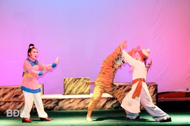 Diễn viên Nhà hát nghệ thuật truyền thống tỉnh Bình Định vận dụng các thế võ biểu diễn trong vở Chàng Lía. Ảnh: N.T.H