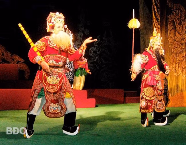 Diễn viên Nhà hát nghệ thuật truyền thống tỉnh Bình Định sử dụng binh khí (thương và kim giản) trong vở Phong thần. Ảnh: N.T.H