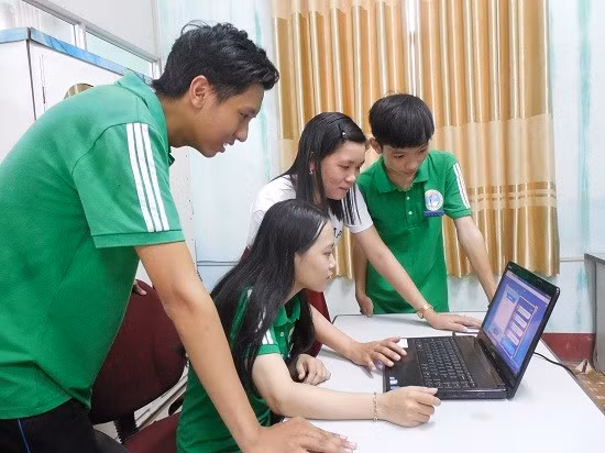 Cô và trò Trường THPT Nguyễn Thái Học thi thử trên website của cuộc thi luatgiatuonglai.vn.