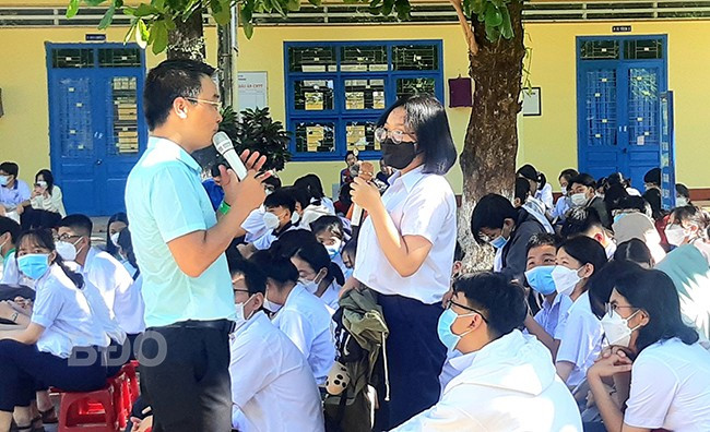 Nhiều học sinh hứng thú chia sẻ với báo cáo viên Bùi Tiến Hưng. Ảnh: N.T Nhiều học sinh hứng thú chia sẻ với báo cáo viên Bùi Tiến Hưng. Ảnh: N.T