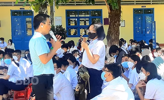 Nhiều học sinh hứng thú chia sẻ với báo cáo viên Bùi Tiến Hưng. Ảnh: N.T