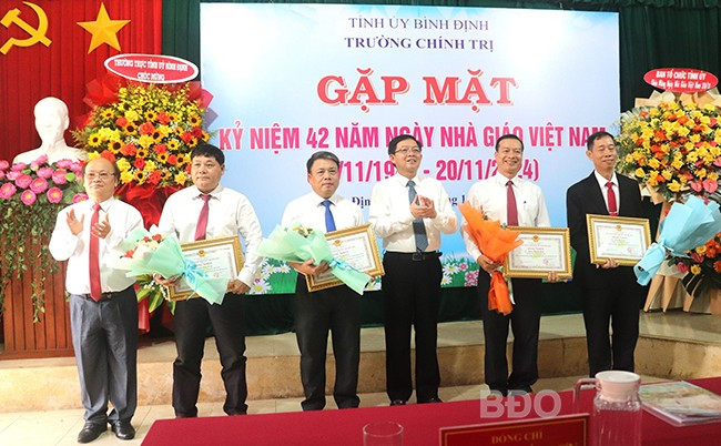 Lãnh đạo tỉnh trao bằng khen cho cá nhân có thành tích xuất sắc. Ảnh: H.Đ Lãnh đạo tỉnh trao bằng khen cho cá nhân có thành tích xuất sắc. Ảnh: H.Đ